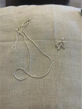 Lot A707 18 inch silver plated pendant and necklace